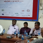 জাতীয় ভিটামিন ‘এ’ প্লাস ক্যাম্পেইন উপলক্ষে বাগেরহাটে সাংবাদিক অবহিতকরণ ও সংবাদ সম্মেলন অনুষ্ঠিত হয়েছে। আগামী ২৮ জুন জেলার ১ লাখ ৮৬ হাজার ১৯৪ জন শিশুকে ভিটামিন ‘এ’ ক্যাপসুল খাওয়ানো হবে বলে জানানো হয়েছে। বৃহস্পতিবার (২৫ জুন) সকালে বাগেরহাট সিভিল সার্জন কার্যালয়ের সম্মেলন কক্ষে আয়োজিত সাংবাদিক অবহিতকরণ সভায় প্রধান অতিথি হিসেবে উপস্থিত ছিলেন বাগেরহাটের অতিরিক্ত জেলা প্রশাসক (সার্বিক) মেজবাহ উদ্দিন। বাগেরহাটের সিভিল সার্জন ডা. আ.স.ম. মাহবুবুর রহমানের সভাপতিত্বে অনুষ্ঠিত সভায় বিশেষ অতিথি হিসেবে বক্তব্য দেন ডেপুটি সিভিল সার্জন ডা. হাবিবুর রহমান এবং পরিবার পরিকল্পনা বিভাগের উপ-পরিচালক রাশেদুল বশির খান। এসময় উপস্থিত ছিলেন, সিভিল সার্জন অফিসের মেডিকেল অফিসার ডা: রিয়াদুজ্জামান, বাগেরহাট প্রেসক্লাবের সভাপতি শেখ আবুল সাঈদ শুনু, সাধারণ সম্পাদক হেদায়েত হোসেন লিটন, স্বাস্থ্য বিভাগের বিভিন্ন কর্মকর্তা, গণমাধ্যমকর্মী এবং সংশ্লিষ্ট ব্যক্তিবর্গ। সভায় জানানো হয়, আগামী ২৮ জুন অনুষ্ঠিতব্য জাতীয় ভিটামিন ‘এ’ প্লাস ক্যাম্পেইনে বাগেরহাট জেলার ০৬ থেকে ১১ মাস বয়সী ২৮ হাজার ৪২৬ জন শিশুকে নীল রঙের ভিটামিন ‘এ’ ক্যাপসুল এবং ১২ থেকে ৫৯ মাস বয়সী ১ লাখ ৫৭ হাজার ৭৬৮ জন শিশুকে লাল রঙের ভিটামিন ‘এ’ ক্যাপসুল খাওয়ানো হবে। জেলার বিভিন্ন টিকাদান কেন্দ্র ও অস্থায়ী কেন্দ্রের মাধ্যমে এ কার্যক্রম পরিচালিত হবে। বক্তারা বলেন, ভিটামিন ‘এ’ শিশুদের রোগ প্রতিরোধ ক্ষমতা বৃদ্ধি, অপুষ্টিজনিত সমস্যা হ্রাস এবং দৃষ্টিশক্তি সুরক্ষায় গুরুত্বপূর্ণ ভূমিকা পালন করে। তাই জেলার সকল অভিভাবকদের তাদের সন্তানদের নির্ধারিত কেন্দ্রে নিয়ে গিয়ে ভিটামিন ‘এ’ ক্যাপসুল খাওয়ানোর আহ্বান জানানো হয়। প্রধান অতিথির বক্তব্যে অতিরিক্ত জেলা প্রশাসক মেজবাহ উদ্দিন বলেন, শিশুদের সুস্বাস্থ্য নিশ্চিত করতে জাতীয় ভিটামিন ‘এ’ প্লাস ক্যাম্পেইন অত্যন্ত গুরুত্বপূর্ণ। স্বাস্থ্য বিভাগের পাশাপাশি জনপ্রতিনিধি, শিক্ষক, সাংবাদিক ও সচেতন নাগরিকদের সমন্বিত প্রচেষ্টার মাধ্যমে এ কর্মসূচিকে শতভাগ সফল করতে হবে। সভা শেষে সাংবাদিকদের বিভিন্ন প্রশ্নের উত্তর দেন স্বাস্থ্য বিভাগের কর্মকর্তারা।
